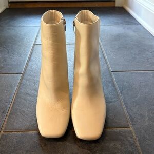 White Marc Fisher boots. EUC. Size 9.5